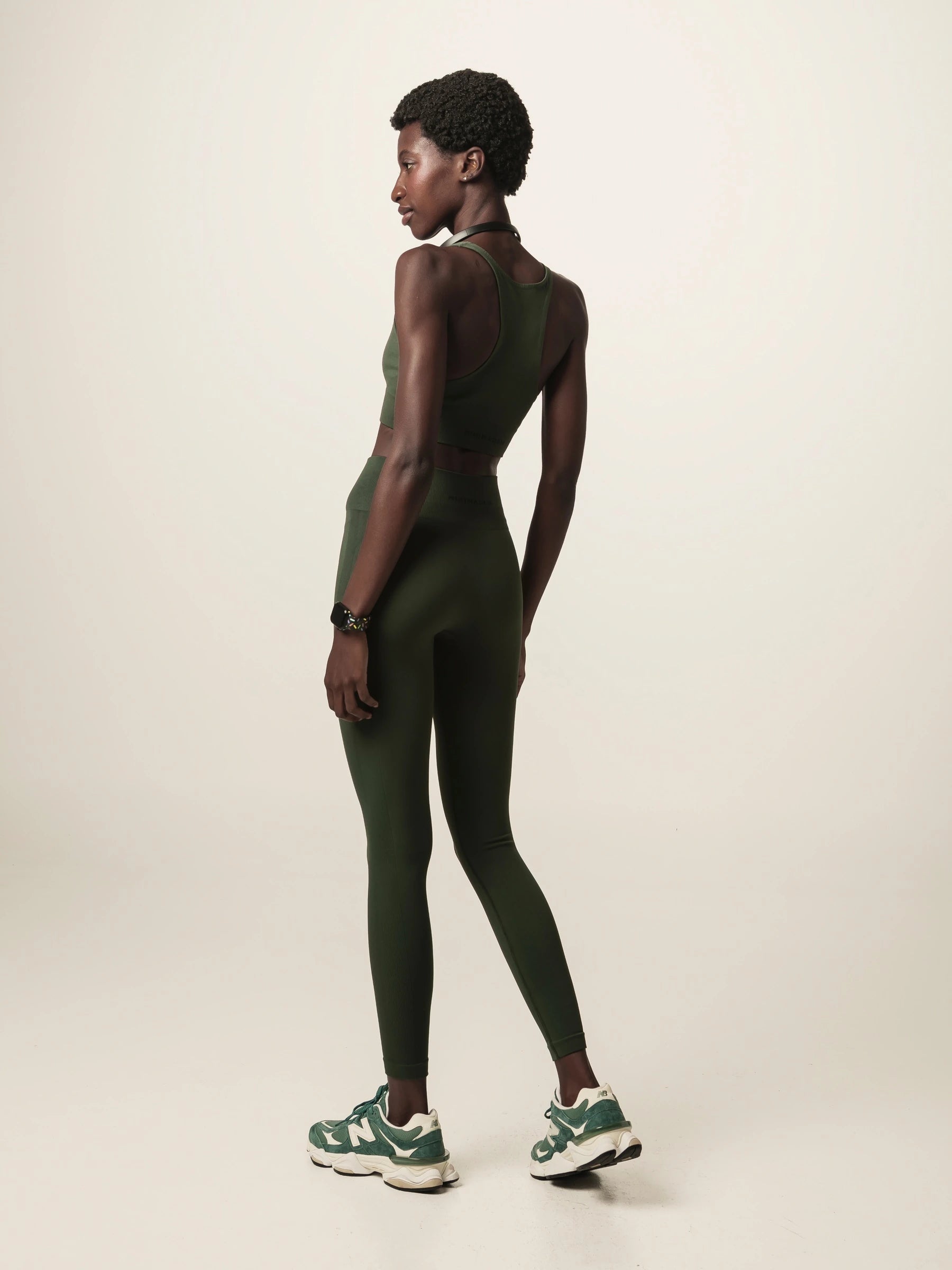 Calça Legging Flora Seamless Verde Escuro Activewear. Compre online moda sustentável e atemporal na Minimadeia, marca slow fashion de roupas femininas. Foto produto JUN26 06