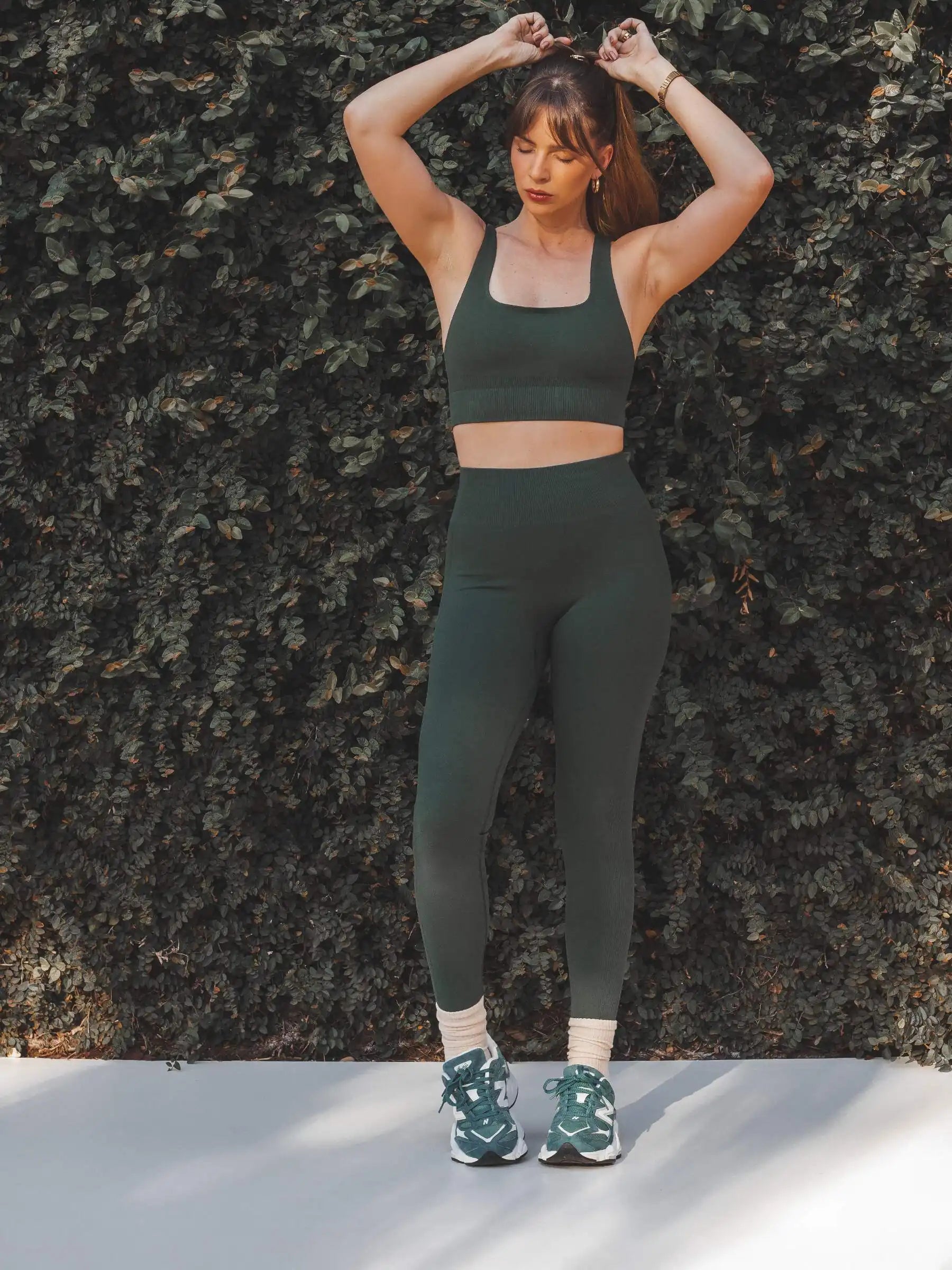 Calça Legging Flora Seamless Verde Escuro Athleisure. Compre online moda sustentável e atemporal na Minimadeia, marca slow fashion de roupas femininas. Foto produto SET25 02