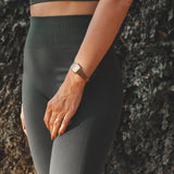 Calça Legging Flora Seamless Verde Escuro Athleisure. Compre online moda sustentável e atemporal na Minimadeia, marca slow fashion de roupas femininas. Foto produto SET25 13