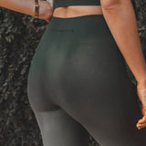 Calça Legging Flora Seamless Verde Escuro Athleisure. Compre online moda sustentável e atemporal na Minimadeia, marca slow fashion de roupas femininas. Foto produto SET25 17