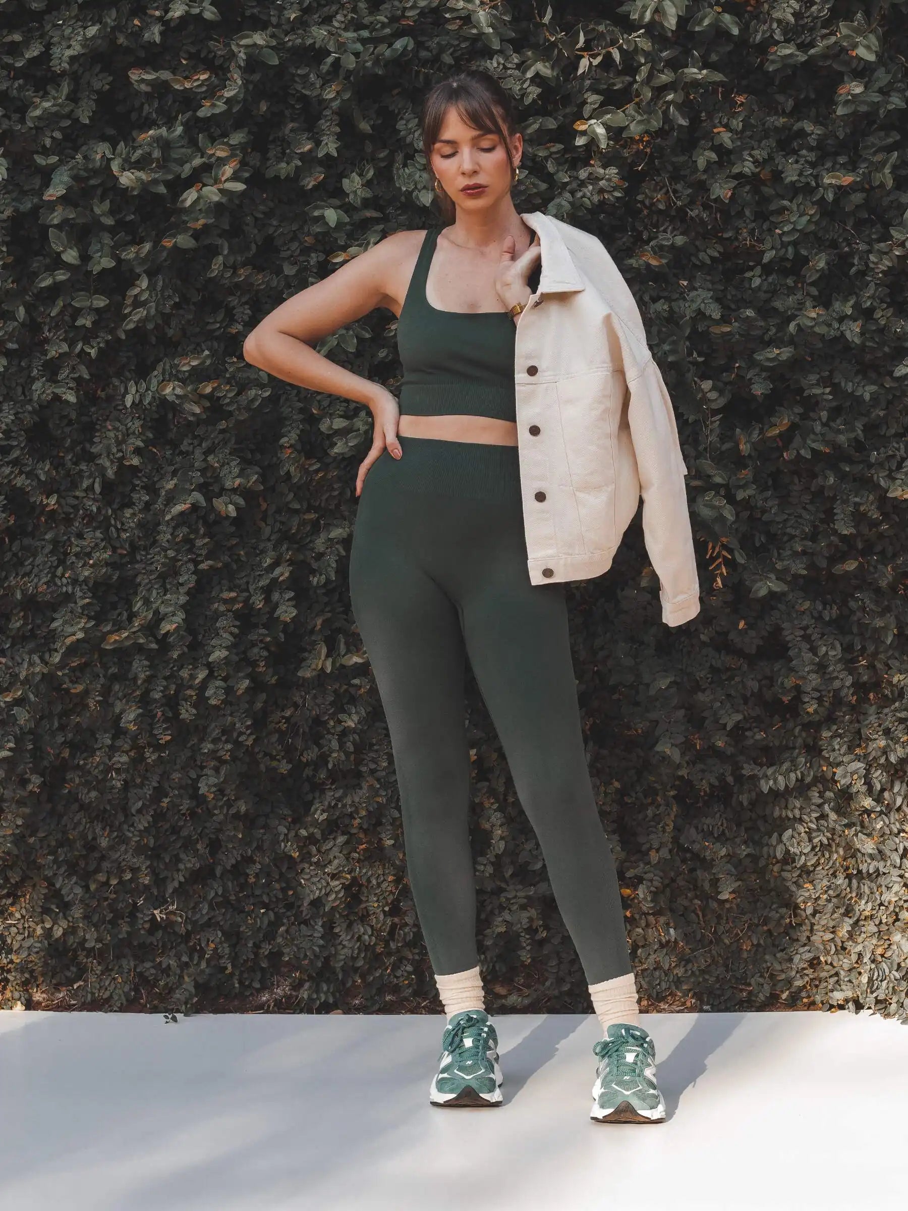Calça Legging Flora Seamless Verde Escuro Athleisure. Compre online moda sustentável e atemporal na Minimadeia, marca slow fashion de roupas femininas. Foto produto SET25 23