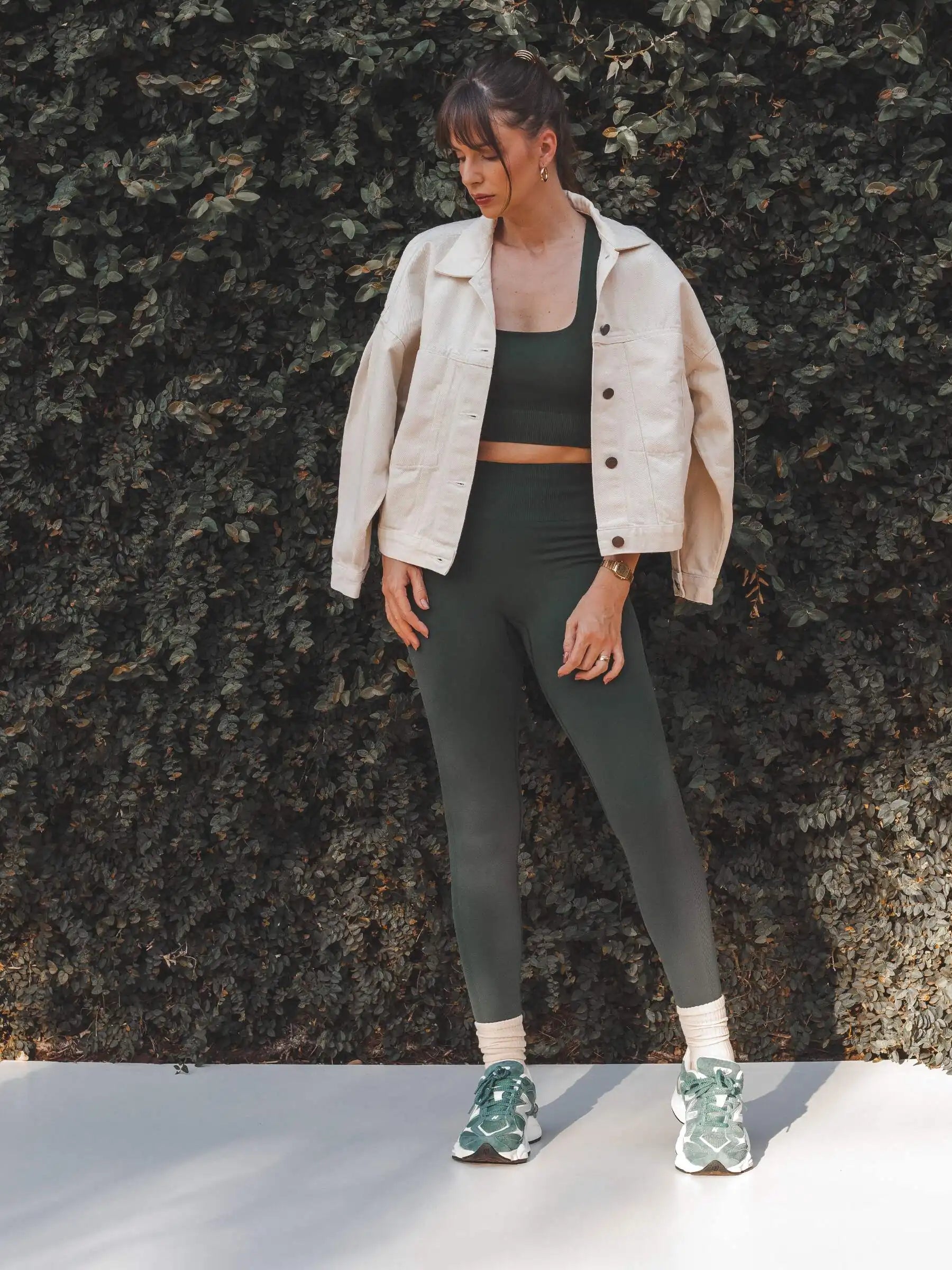 Calça Legging Flora Seamless Verde Escuro Athleisure. Compre online moda sustentável e atemporal na Minimadeia, marca slow fashion de roupas femininas. Foto produto SET25 25