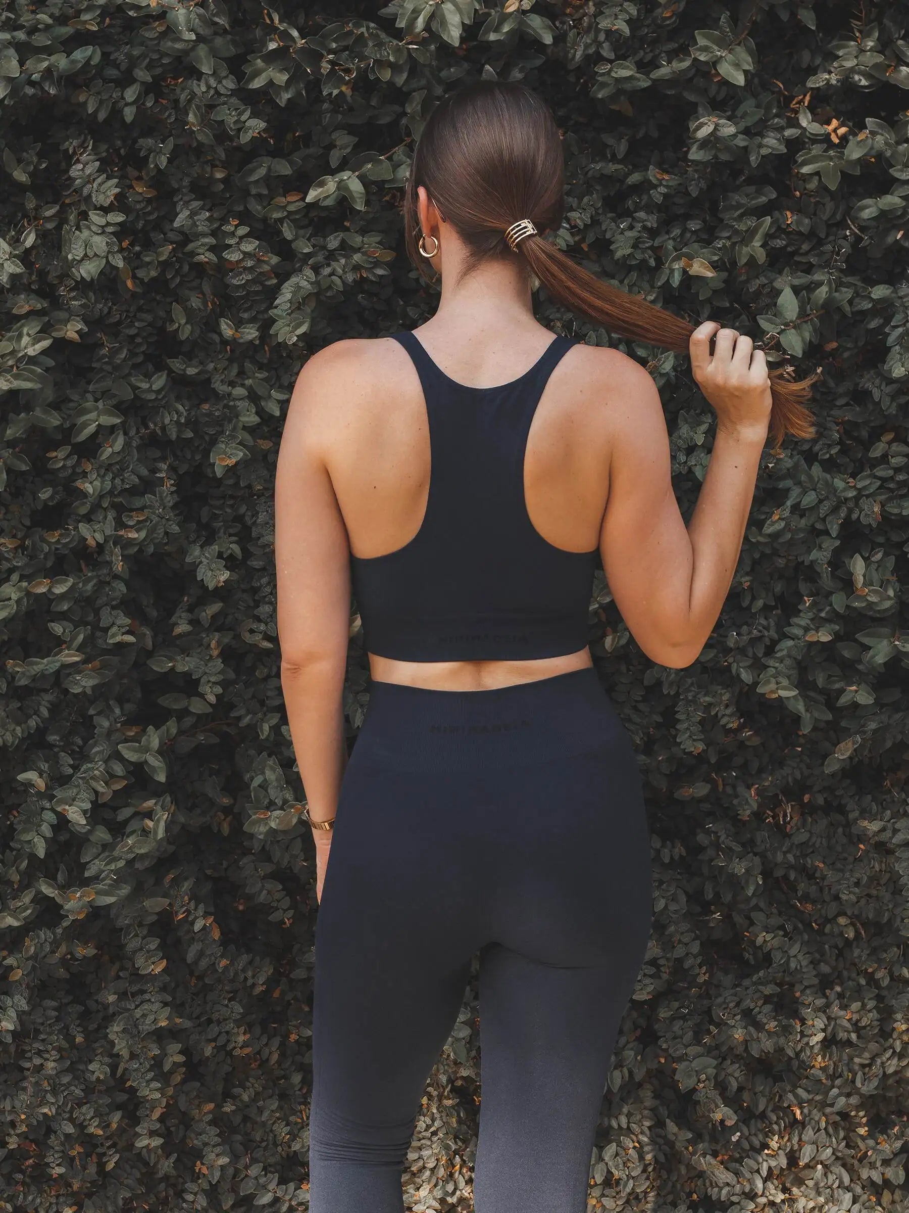 Top Flora Seamless Azul Escuro Athleisure. Compre online moda sustentável e atemporal na Minimadeia, marca slow fashion de roupas femininas. Foto produto SET25 08