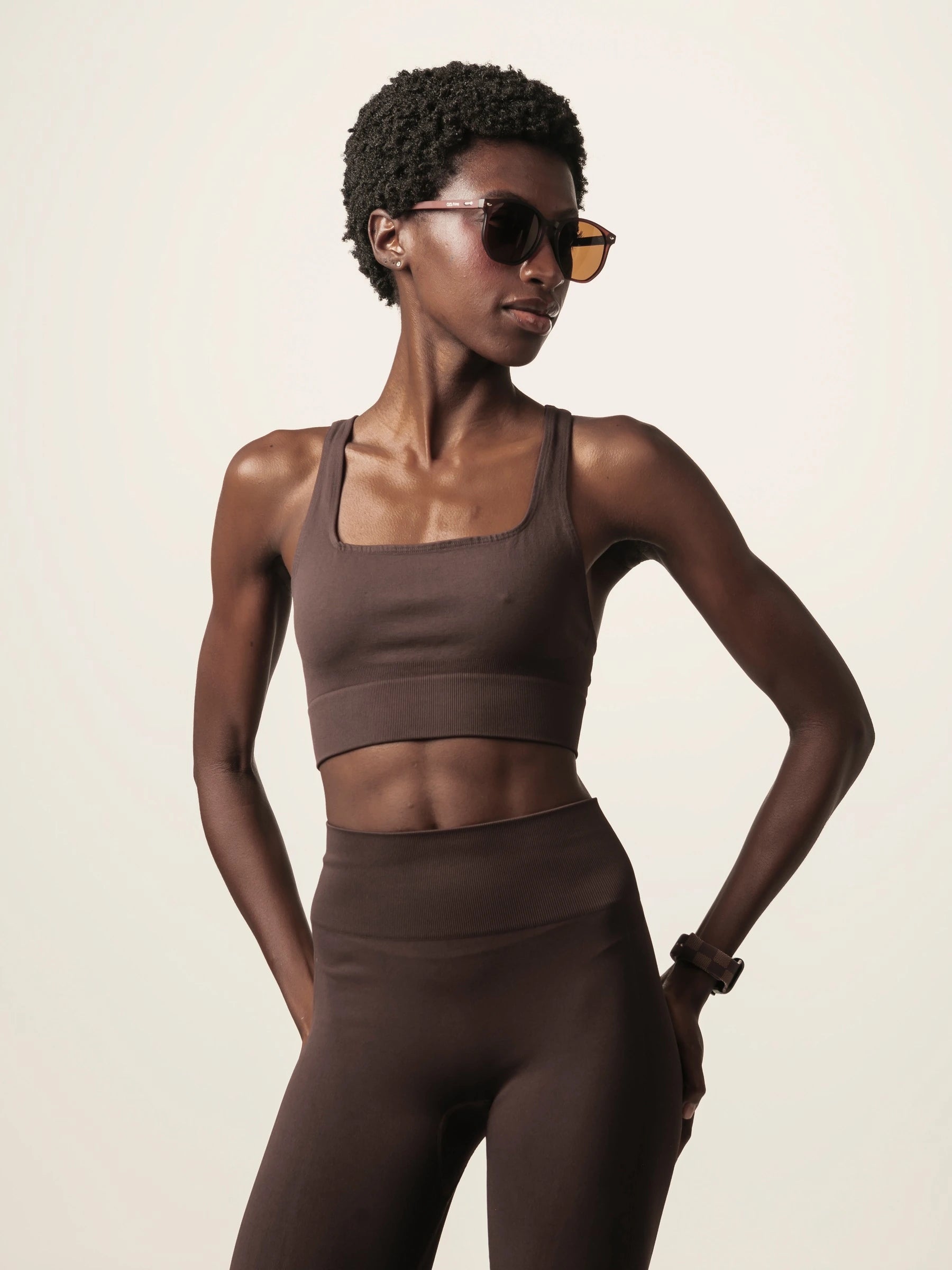 Top Flora Seamless Marrom Escuro Activewear. Compre online moda sustentável e atemporal na Minimadeia, marca slow fashion de roupas femininas. Foto produto JUN26 05