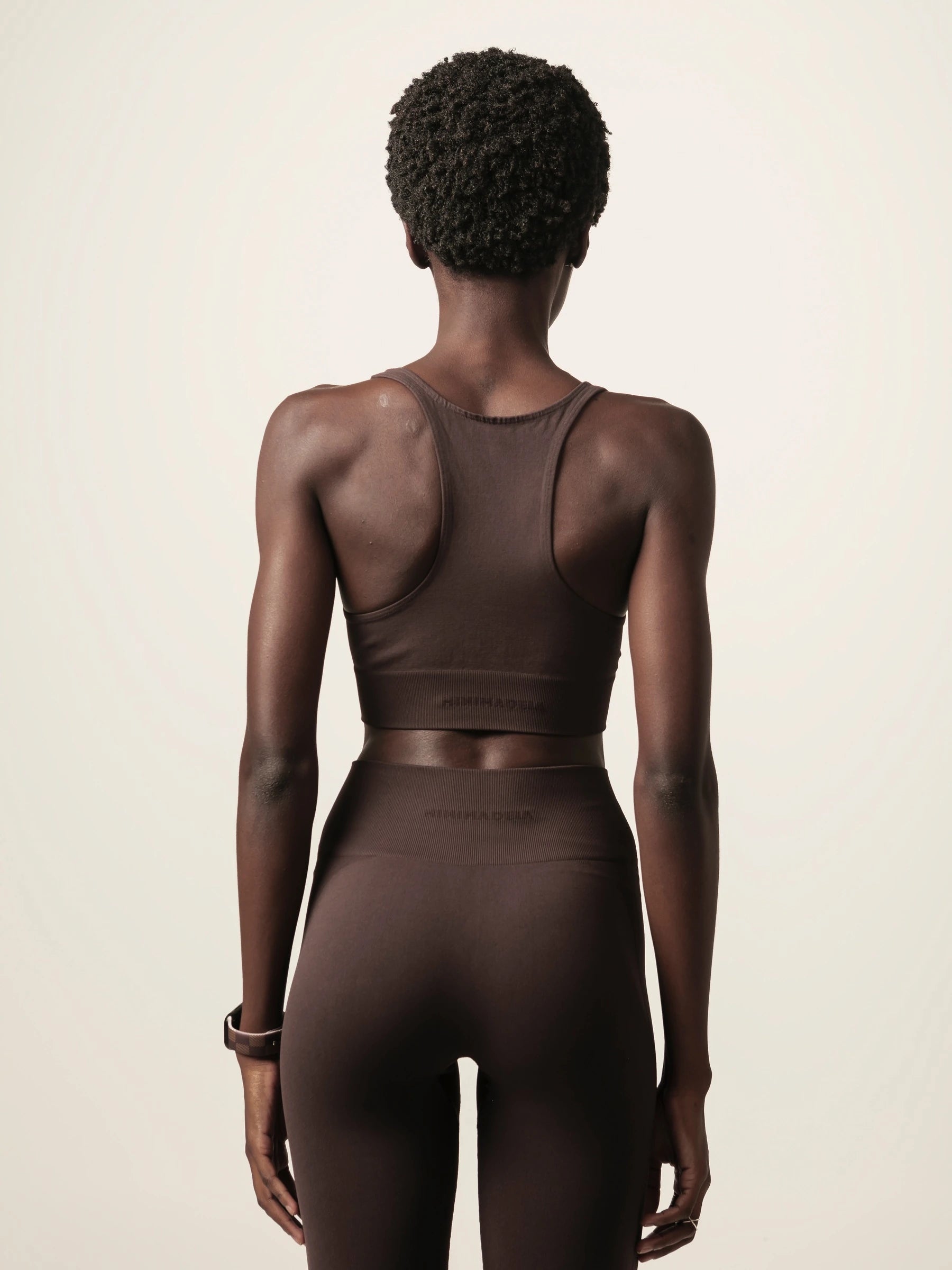 Top Flora Seamless Marrom Escuro Activewear. Compre online moda sustentável e atemporal na Minimadeia, marca slow fashion de roupas femininas. Foto produto JUN26 07