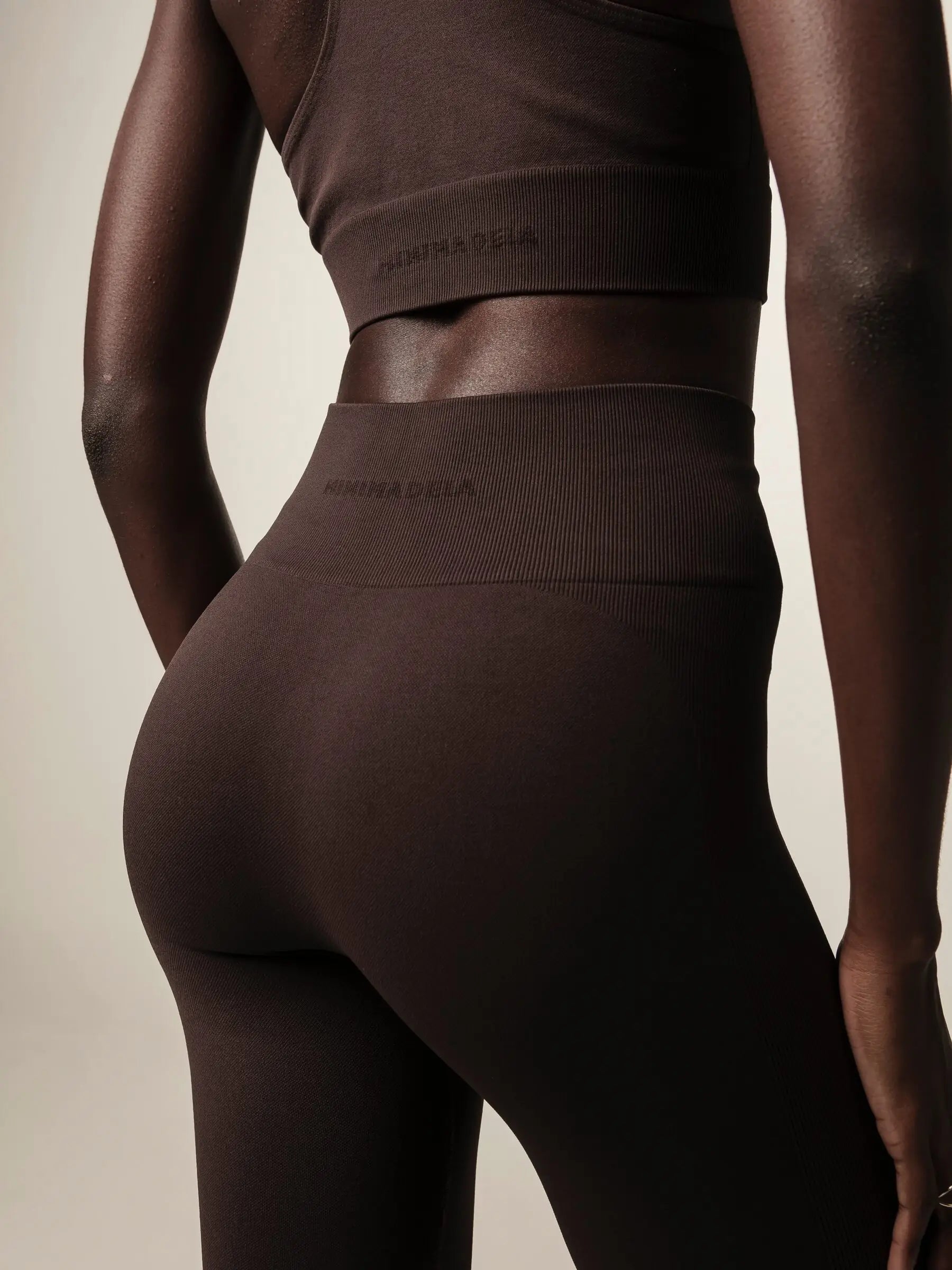 Top Flora Seamless Marrom Escuro Activewear. Compre online moda sustentável e atemporal na Minimadeia, marca slow fashion de roupas femininas. Foto produto JUN26 11