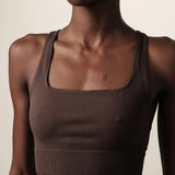 Top Flora Seamless Marrom Escuro Activewear. Compre online moda sustentável e atemporal na Minimadeia, marca slow fashion de roupas femininas. Foto produto JUN26 12