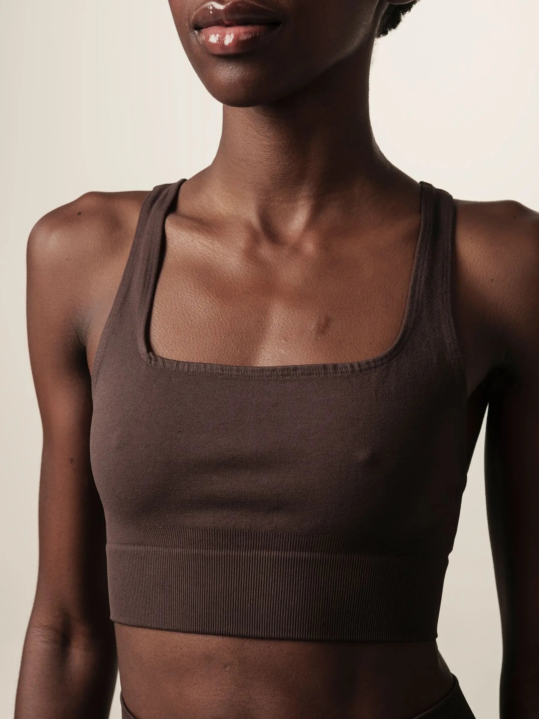 Top Flora Seamless Marrom Escuro Activewear. Compre online moda sustentável e atemporal na Minimadeia, marca slow fashion de roupas femininas. Foto produto JUN26 12