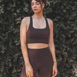 Top Flora Seamless Marrom Escuro Athleisure. Compre online moda sustentável e atemporal na Minimadeia, marca slow fashion de roupas femininas. Foto produto SET25 01