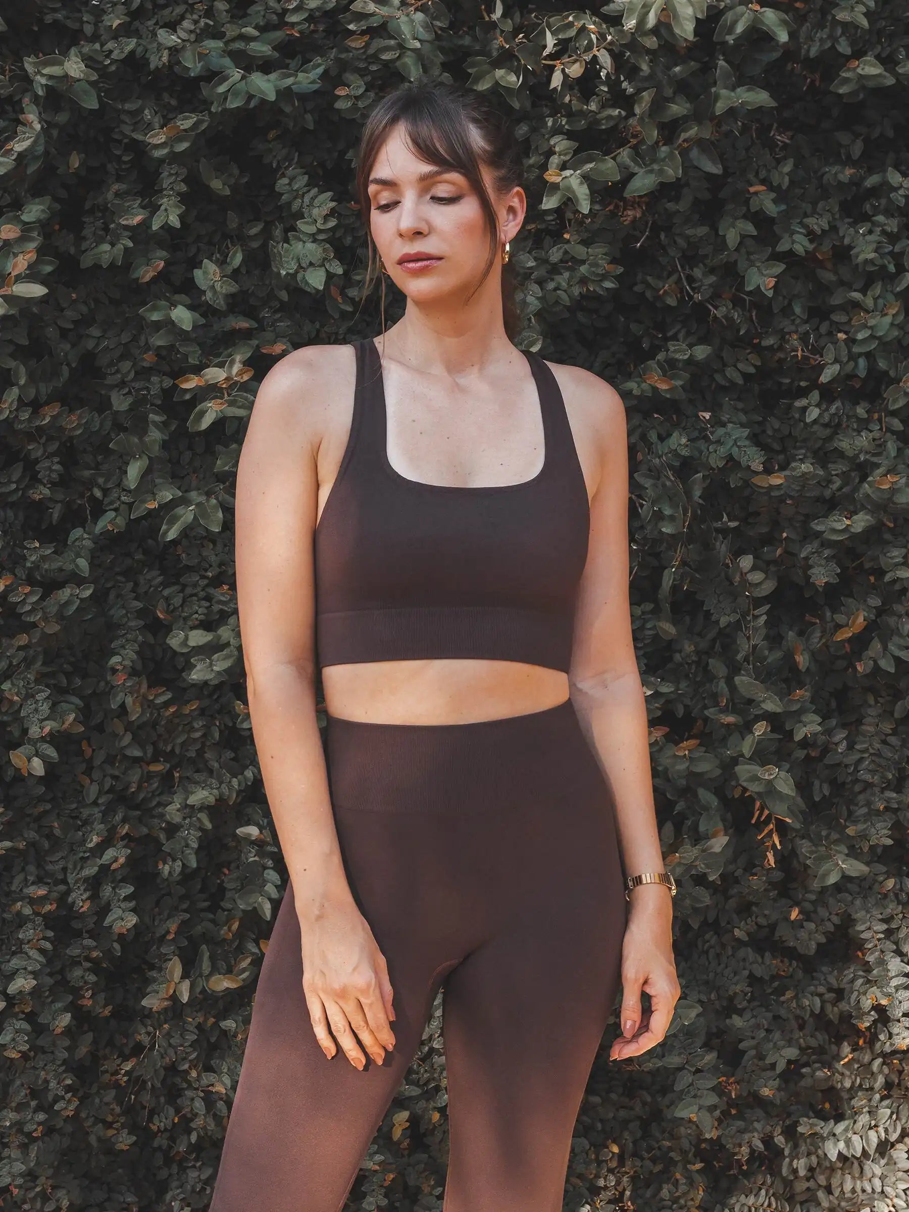 Top Flora Seamless Marrom Escuro Athleisure. Compre online moda sustentável e atemporal na Minimadeia, marca slow fashion de roupas femininas. Foto produto SET25 01