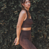 Top Flora Seamless Marrom Escuro Athleisure. Compre online moda sustentável e atemporal na Minimadeia, marca slow fashion de roupas femininas. Foto produto SET25 07