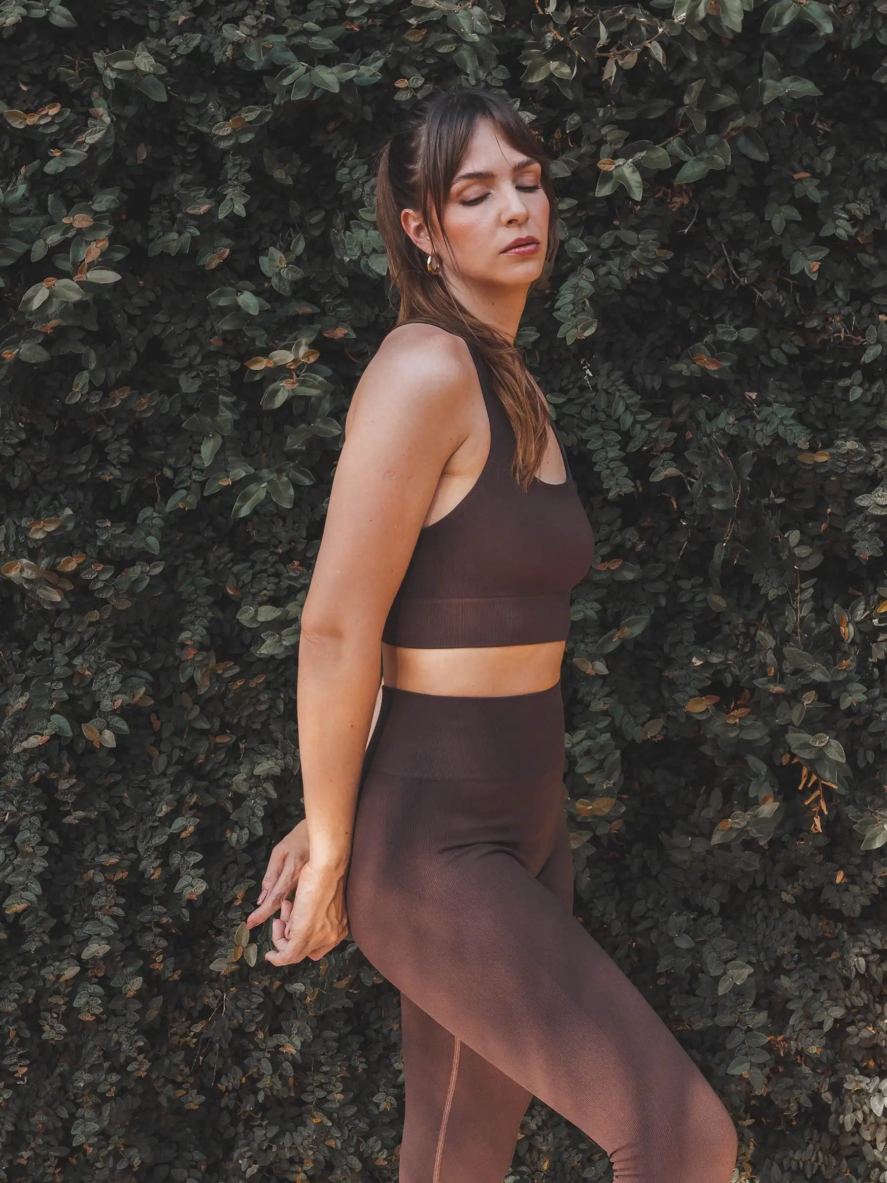 Top Flora Seamless Marrom Escuro Athleisure. Compre online moda sustentável e atemporal na Minimadeia, marca slow fashion de roupas femininas. Foto produto SET25 07