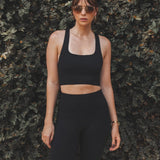 Top Flora Seamless Preto Athleisure. Compre online moda sustentável e atemporal na Minimadeia, marca slow fashion de roupas femininas. Foto produto SET25 01