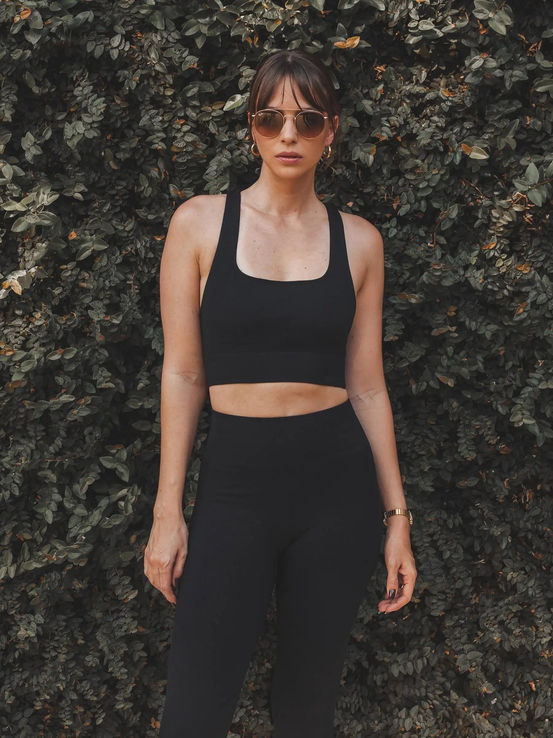 Top Flora Seamless Preto Athleisure. Compre online moda sustentável e atemporal na Minimadeia, marca slow fashion de roupas femininas. Foto produto SET25 01