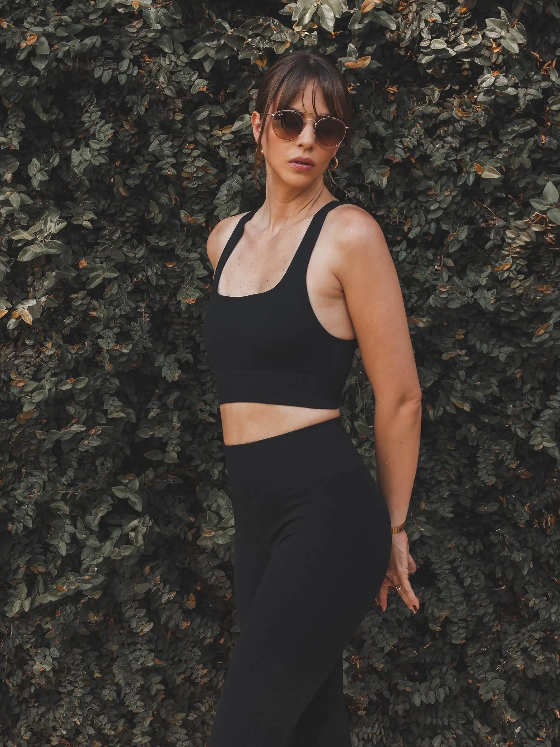 Top Flora Seamless Preto Athleisure. Compre online moda sustentável e atemporal na Minimadeia, marca slow fashion de roupas femininas. Foto produto SET25 08