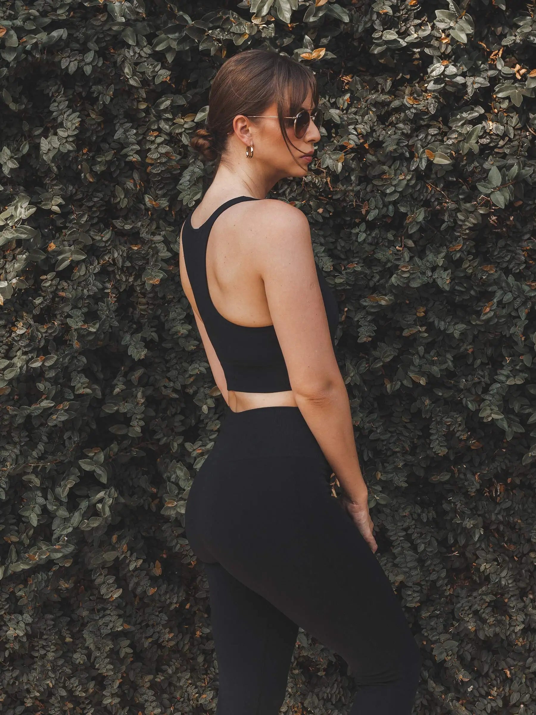 Top Flora Seamless Preto Athleisure. Compre online moda sustentável e atemporal na Minimadeia, marca slow fashion de roupas femininas. Foto produto SET25 12