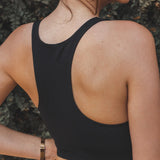 Top Flora Seamless Preto Athleisure. Compre online moda sustentável e atemporal na Minimadeia, marca slow fashion de roupas femininas. Foto produto SET25 16