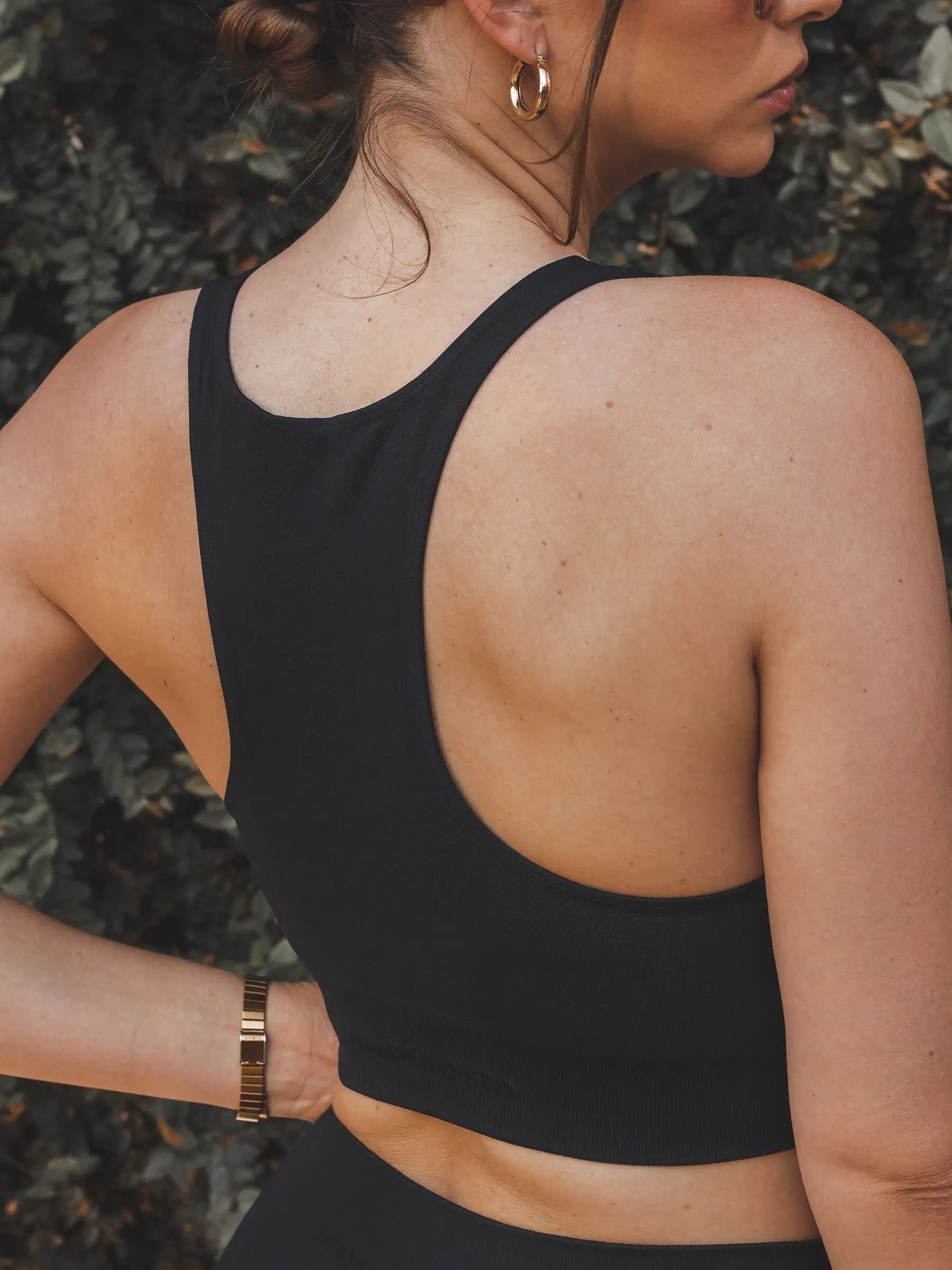 Top Flora Seamless Preto Athleisure. Compre online moda sustentável e atemporal na Minimadeia, marca slow fashion de roupas femininas. Foto produto SET25 16