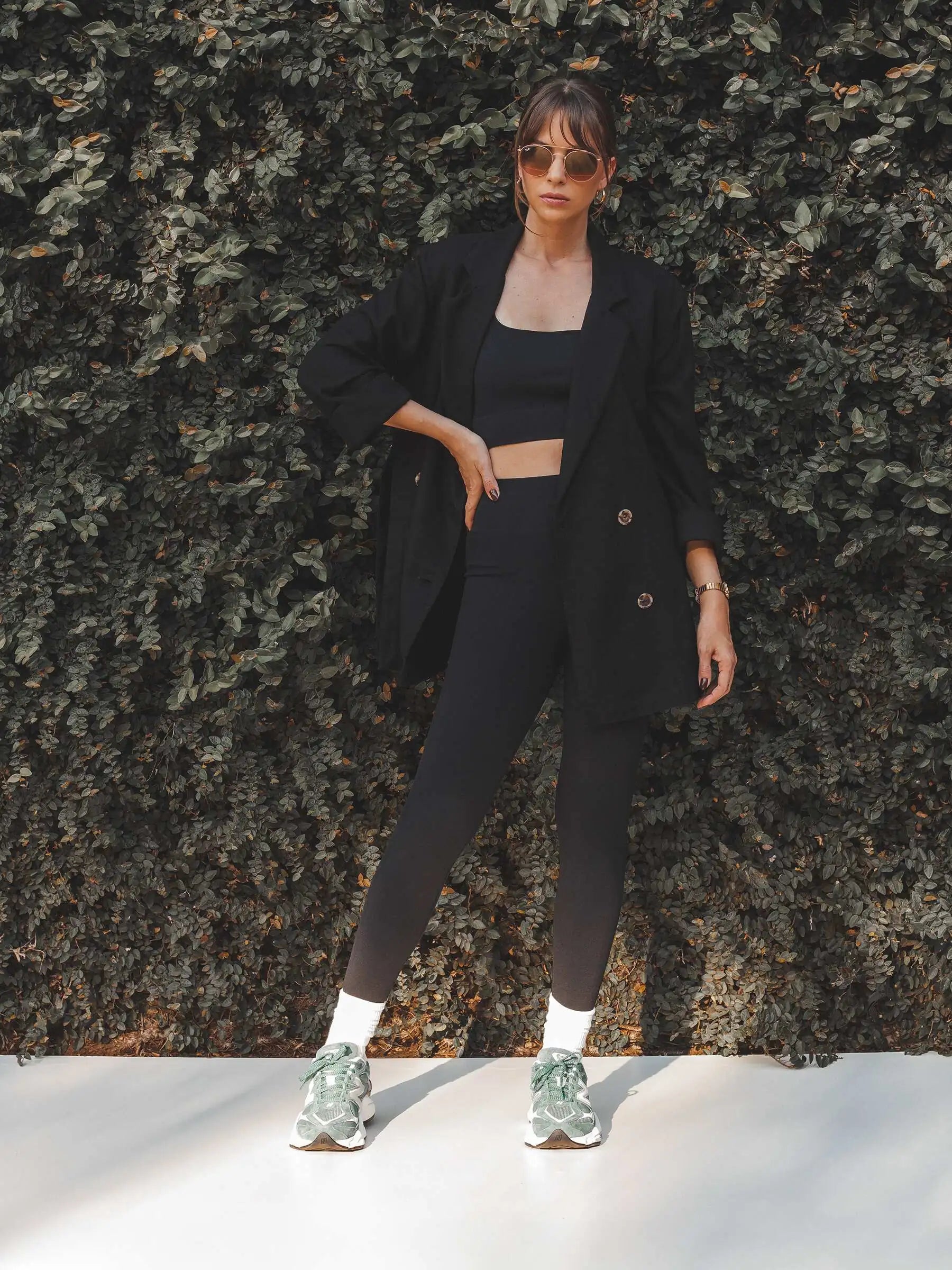 Top Flora Seamless Preto Athleisure. Compre online moda sustentável e atemporal na Minimadeia, marca slow fashion de roupas femininas. Foto produto SET25 20