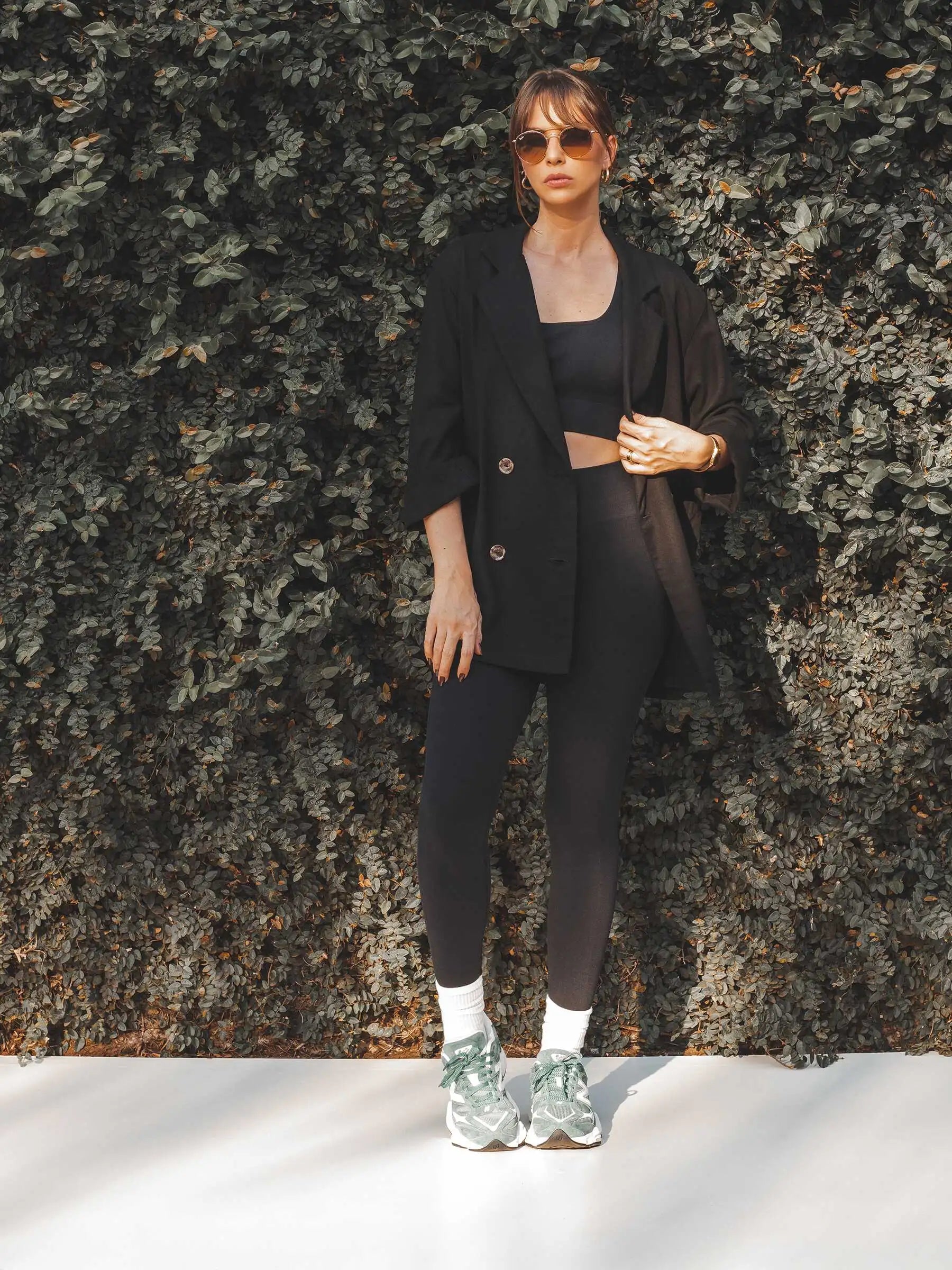 Top Flora Seamless Preto Athleisure. Compre online moda sustentável e atemporal na Minimadeia, marca slow fashion de roupas femininas. Foto produto SET25 21