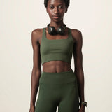 Top Flora Seamless Verde Escuro Activewear. Compre online moda sustentável e atemporal na Minimadeia, marca slow fashion de roupas femininas. Foto produto JUN26 07