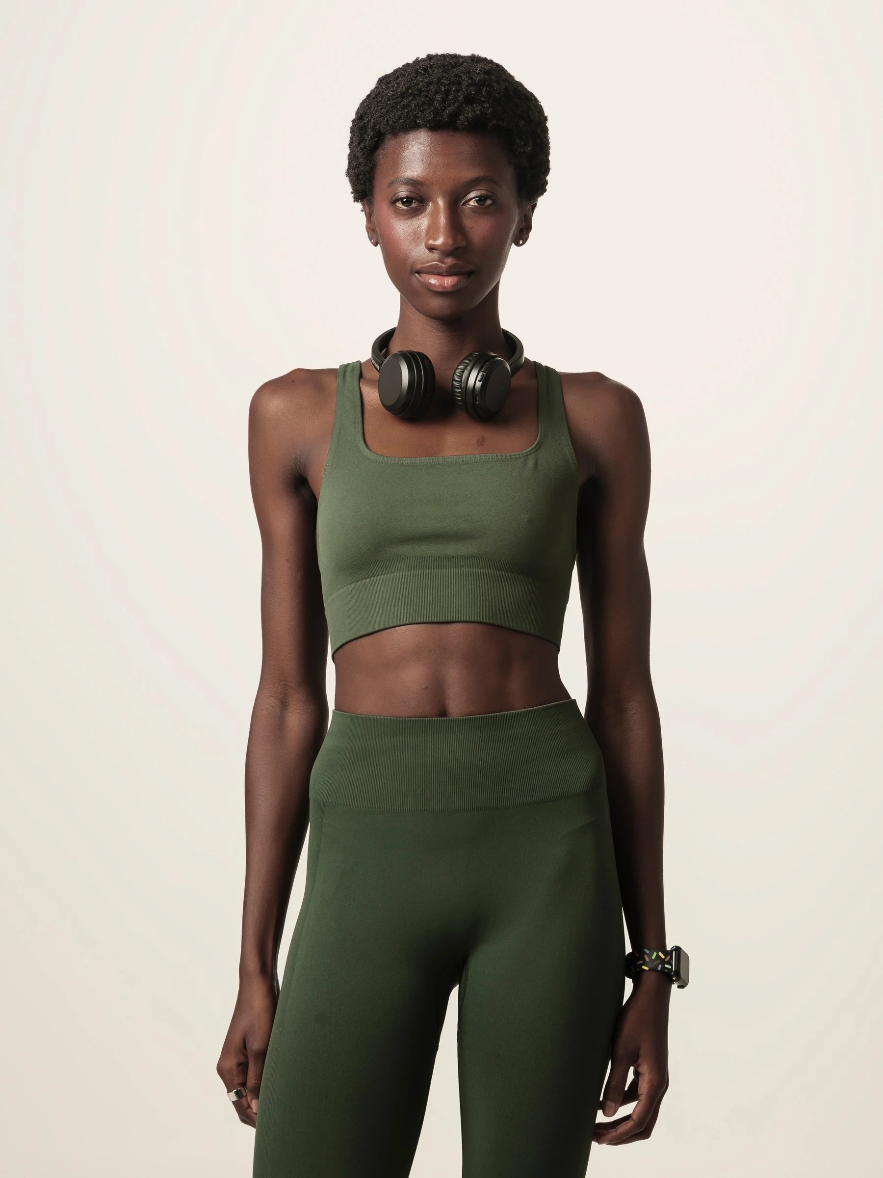 Top Flora Seamless Verde Escuro Activewear. Compre online moda sustentável e atemporal na Minimadeia, marca slow fashion de roupas femininas. Foto produto JUN26 07