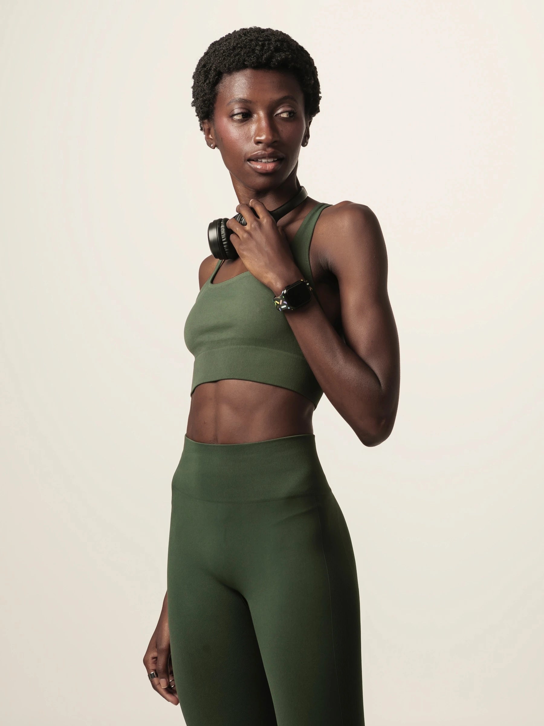 Top Flora Seamless Verde Escuro Activewear. Compre online moda sustentável e atemporal na Minimadeia, marca slow fashion de roupas femininas. Foto produto JUN26 08