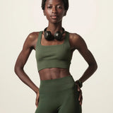 Top Flora Seamless Verde Escuro Activewear. Compre online moda sustentável e atemporal na Minimadeia, marca slow fashion de roupas femininas. Foto produto JUN26 09
