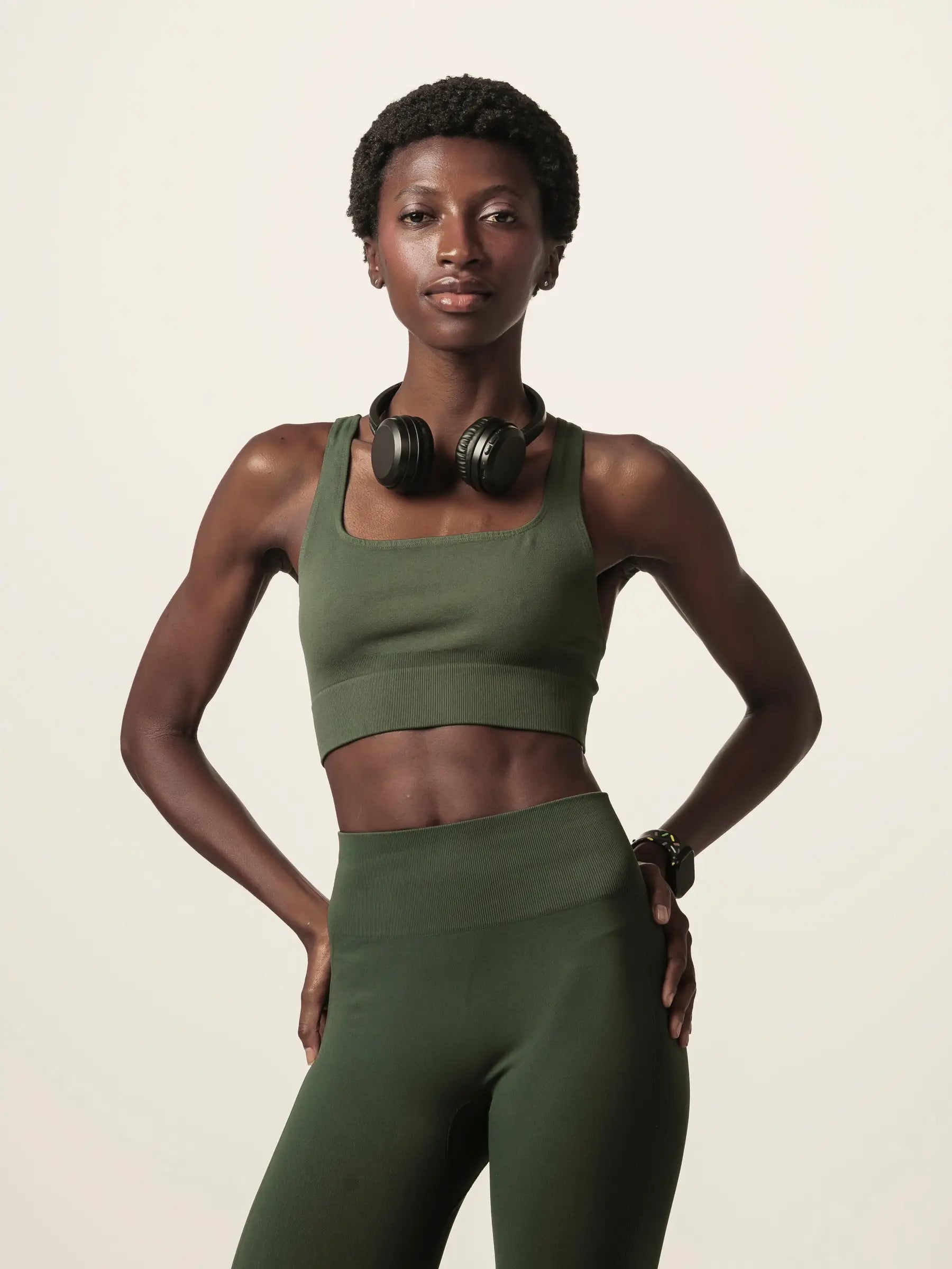 Top Flora Seamless Verde Escuro Activewear. Compre online moda sustentável e atemporal na Minimadeia, marca slow fashion de roupas femininas. Foto produto JUN26 09