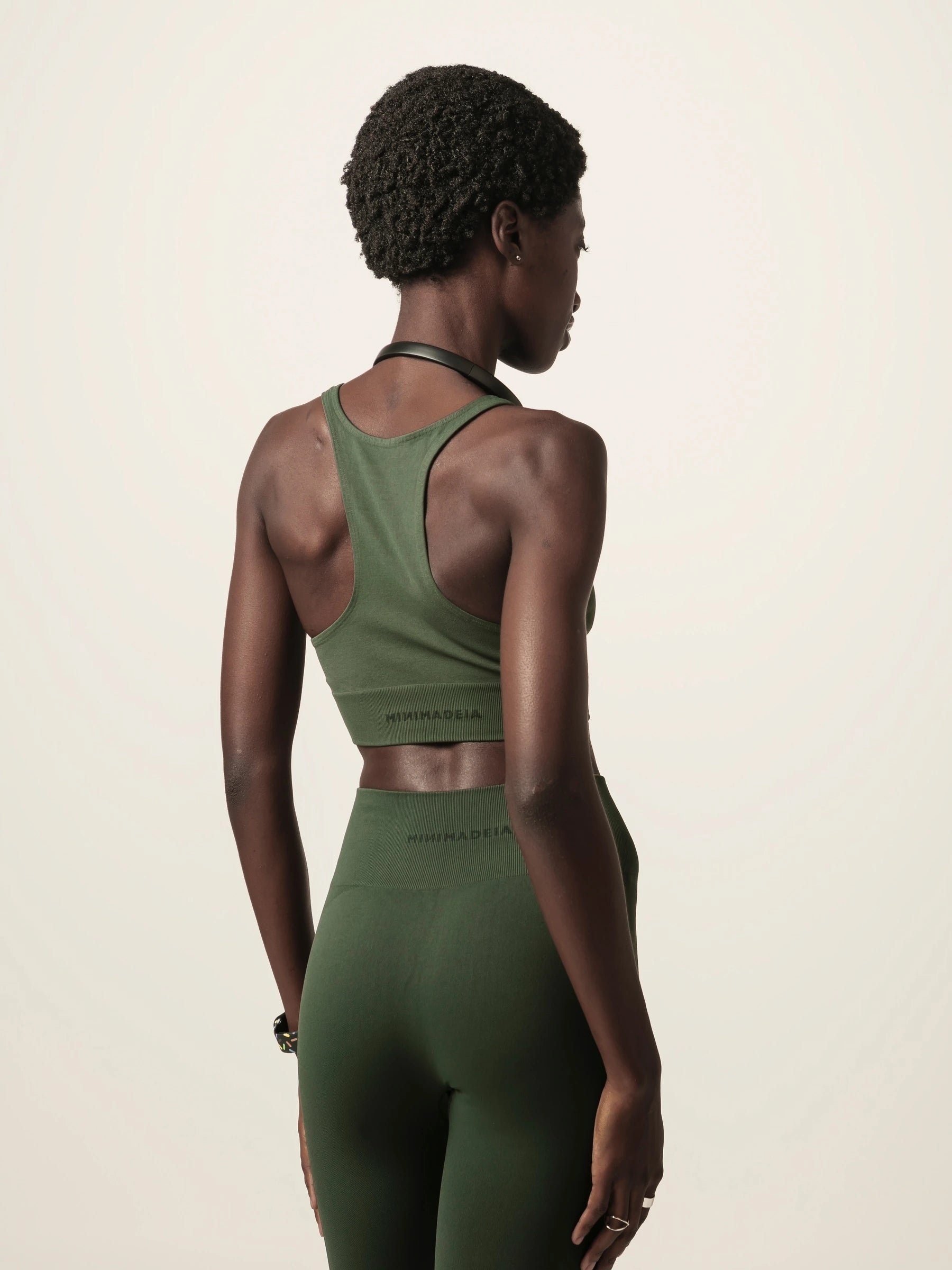 Top Flora Seamless Verde Escuro Activewear. Compre online moda sustentável e atemporal na Minimadeia, marca slow fashion de roupas femininas. Foto produto JUN26 10