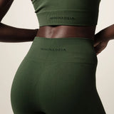 Top Flora Seamless Verde Escuro Activewear. Compre online moda sustentável e atemporal na Minimadeia, marca slow fashion de roupas femininas. Foto produto JUN26 11