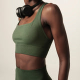 Top Flora Seamless Verde Escuro Activewear. Compre online moda sustentável e atemporal na Minimadeia, marca slow fashion de roupas femininas. Foto produto JUN26 12