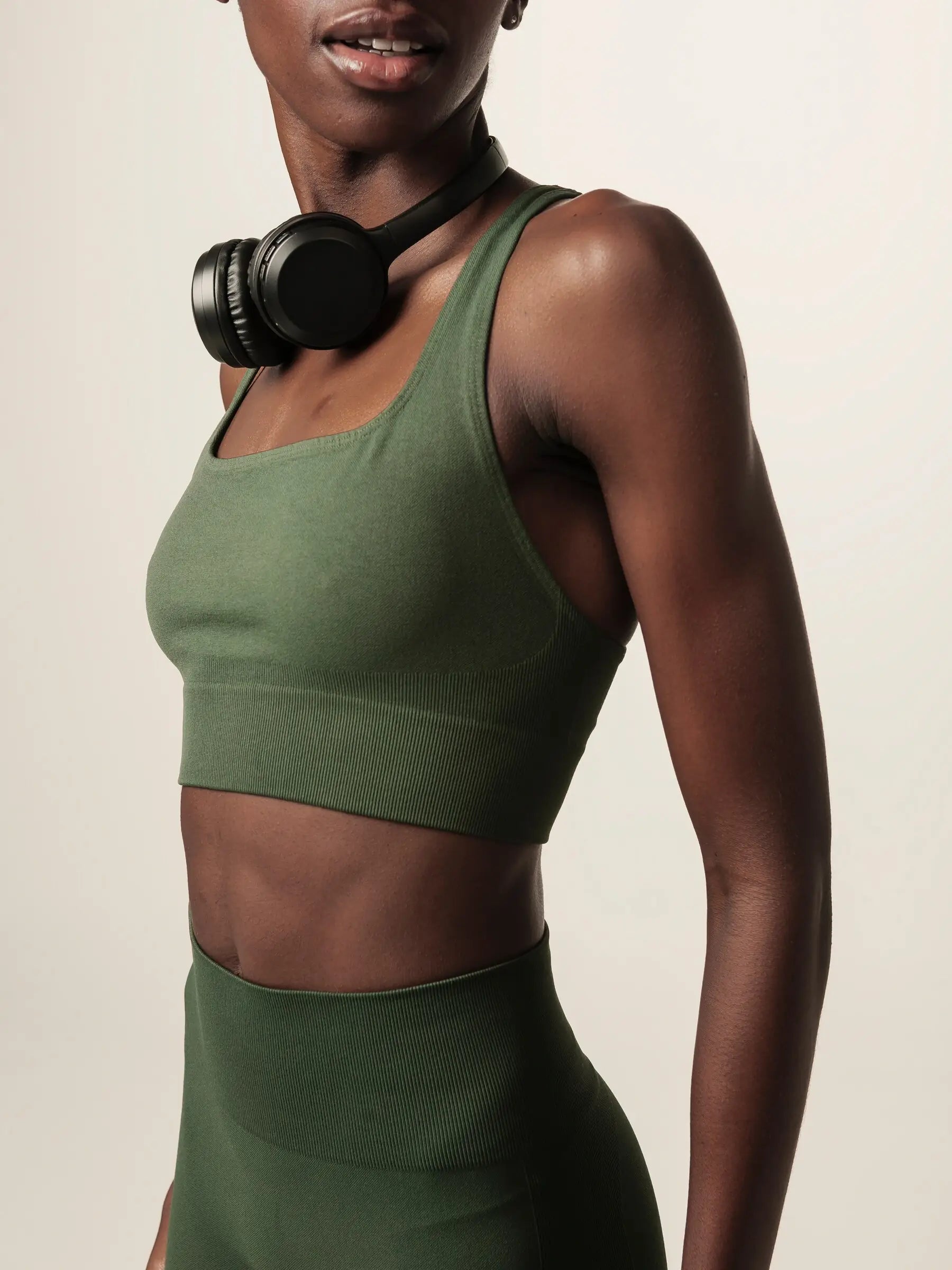 Top Flora Seamless Verde Escuro Activewear. Compre online moda sustentável e atemporal na Minimadeia, marca slow fashion de roupas femininas. Foto produto JUN26 12