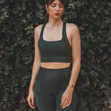 Top Flora Seamless Verde Escuro Athleisure. Compre online moda sustentável e atemporal na Minimadeia, marca slow fashion de roupas femininas. Foto produto SET25 01