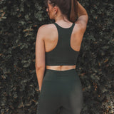 Top Flora Seamless Verde Escuro Athleisure. Compre online moda sustentável e atemporal na Minimadeia, marca slow fashion de roupas femininas. Foto produto SET25 07