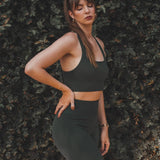 Top Flora Seamless Verde Escuro Athleisure. Compre online moda sustentável e atemporal na Minimadeia, marca slow fashion de roupas femininas. Foto produto SET25 09