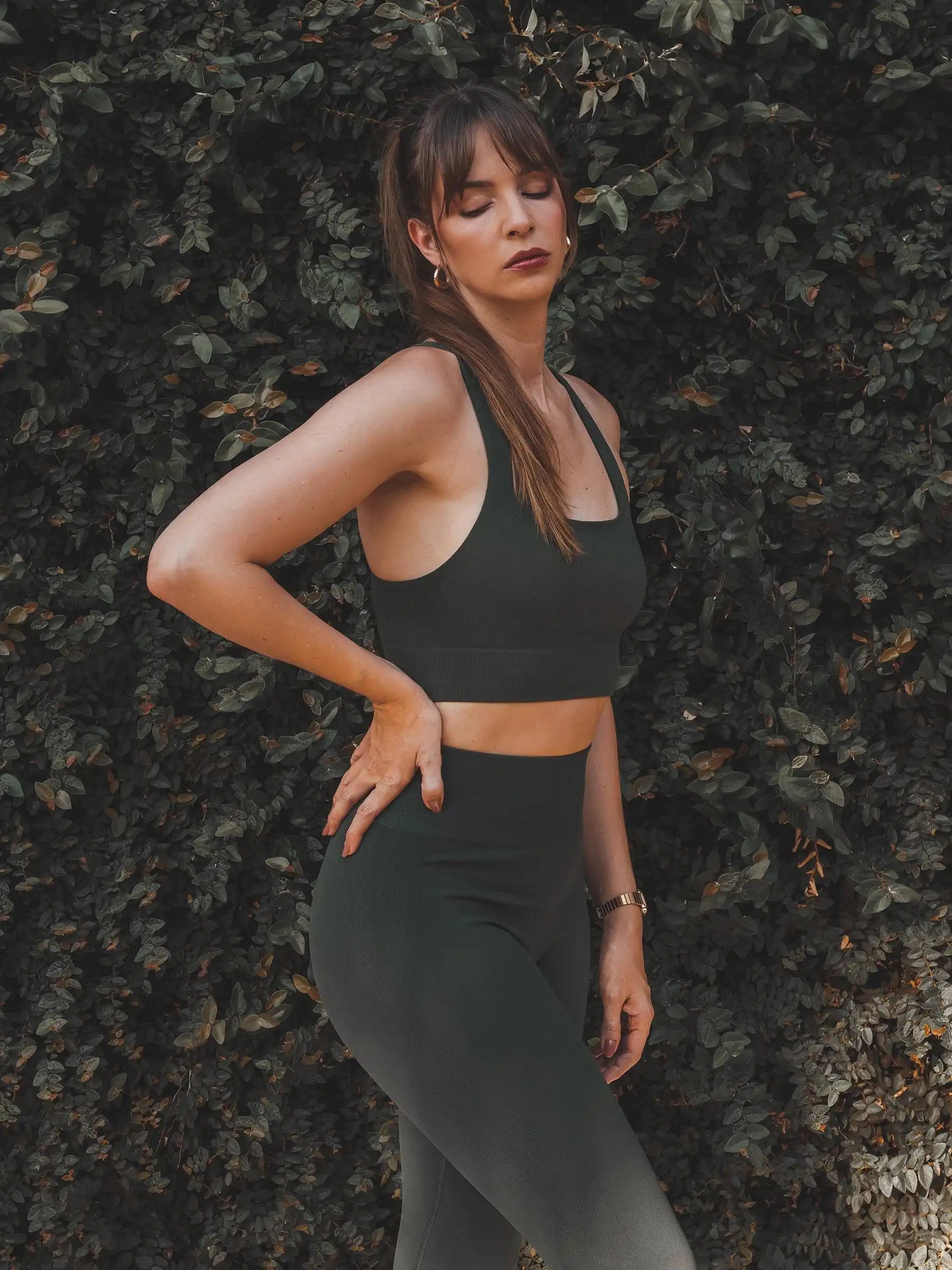 Top Flora Seamless Verde Escuro Athleisure. Compre online moda sustentável e atemporal na Minimadeia, marca slow fashion de roupas femininas. Foto produto SET25 09