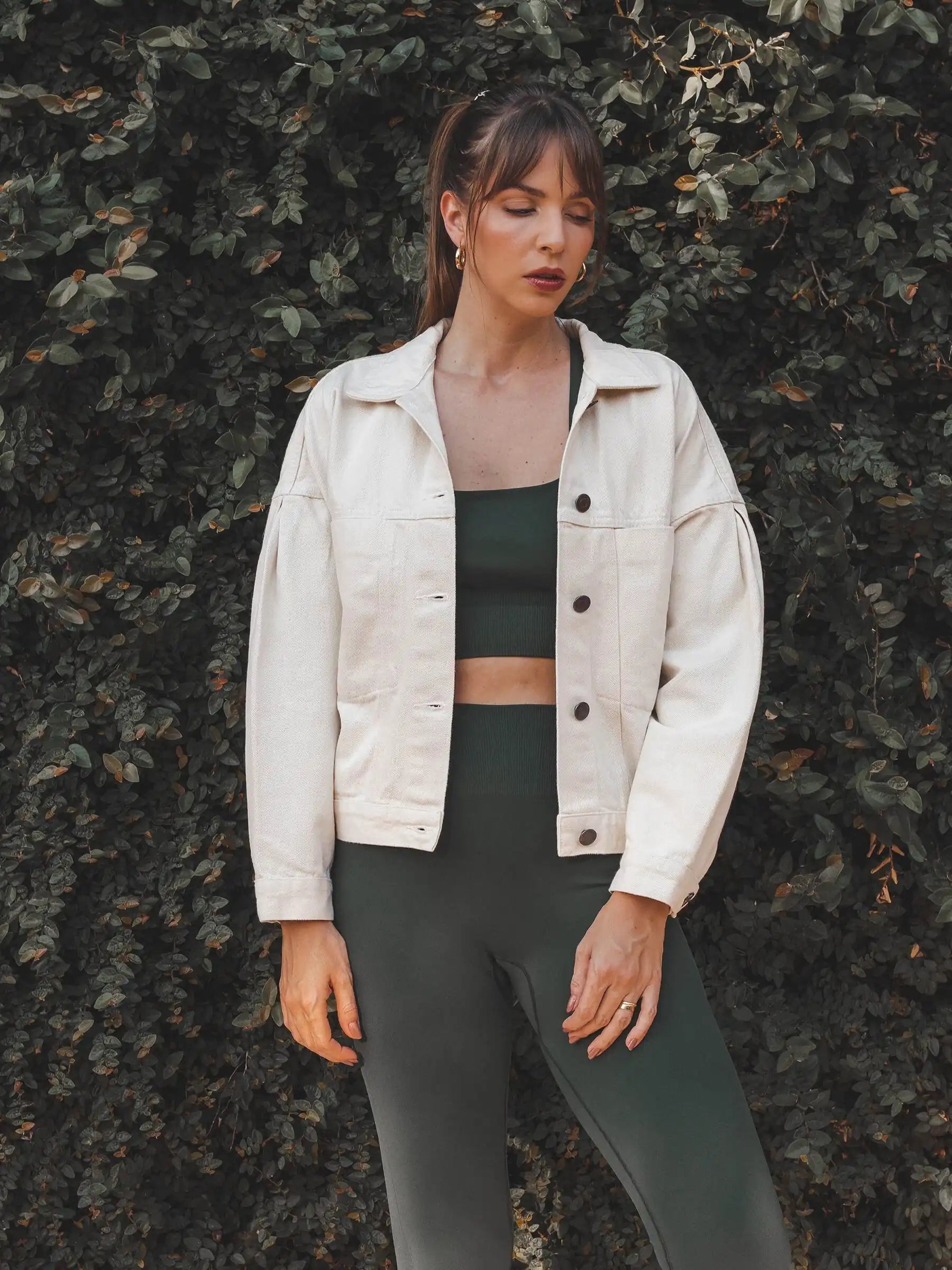 Top Flora Seamless Verde Escuro Athleisure. Compre online moda sustentável e atemporal na Minimadeia, marca slow fashion de roupas femininas. Foto produto SET25 15