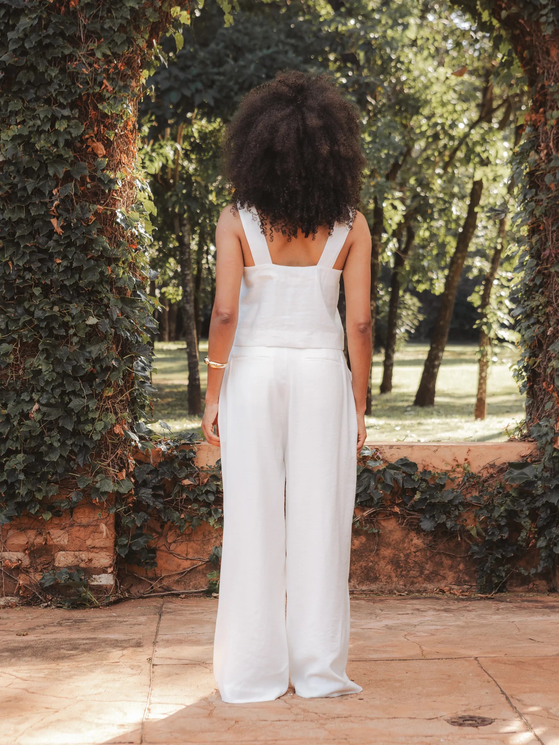 Calça Alfaiataria Pantalona Agave em Viscose FSC™ Branca Off White. Compre online moda sustentável e atemporal na Minimadeia, marca slow fashion de roupas femininas. Foto produto DEZ25 03