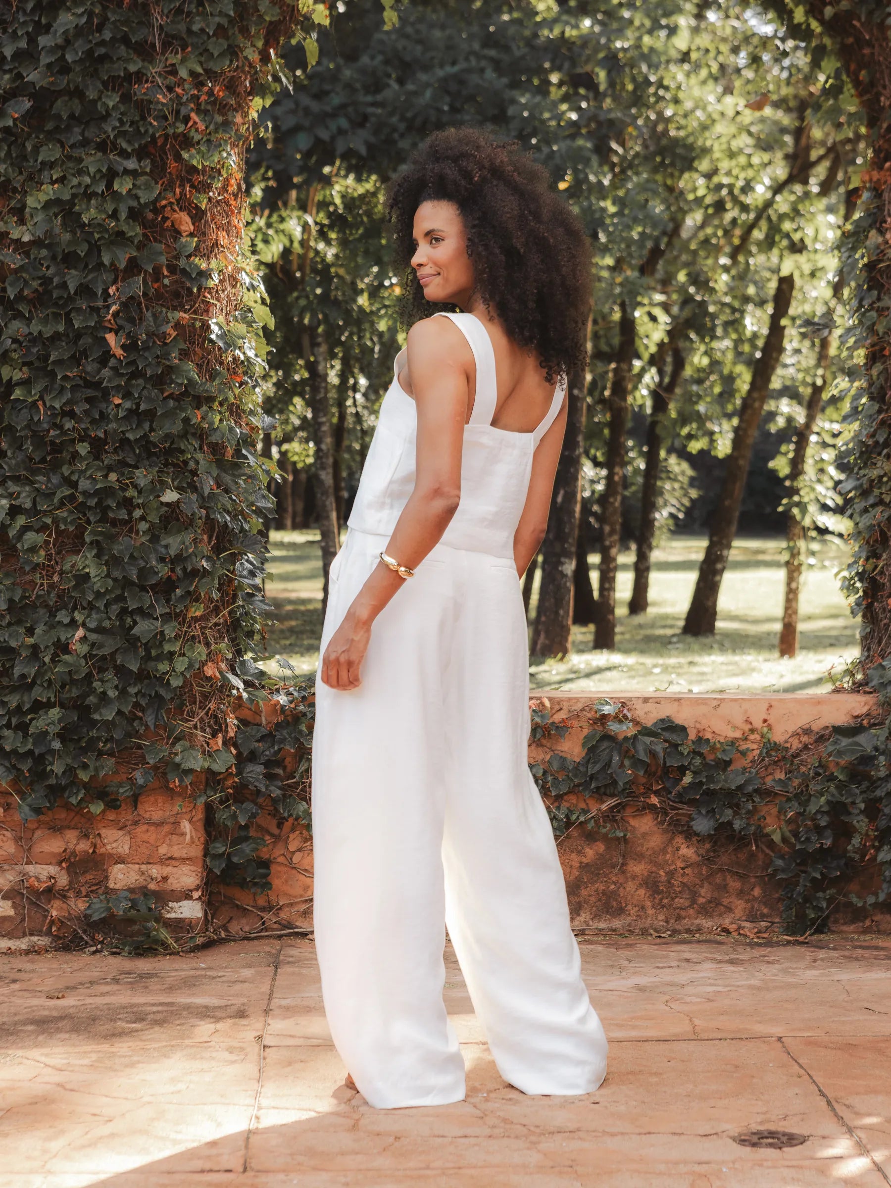 Calça Alfaiataria Pantalona Agave em Viscose FSC™ Branca Off White. Compre online moda sustentável e atemporal na Minimadeia, marca slow fashion de roupas femininas. Foto produto DEZ25 04