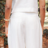 Calça Alfaiataria Pantalona Agave em Viscose FSC™ Branca Off White. Compre online moda sustentável e atemporal na Minimadeia, marca slow fashion de roupas femininas. Foto produto DEZ25 07