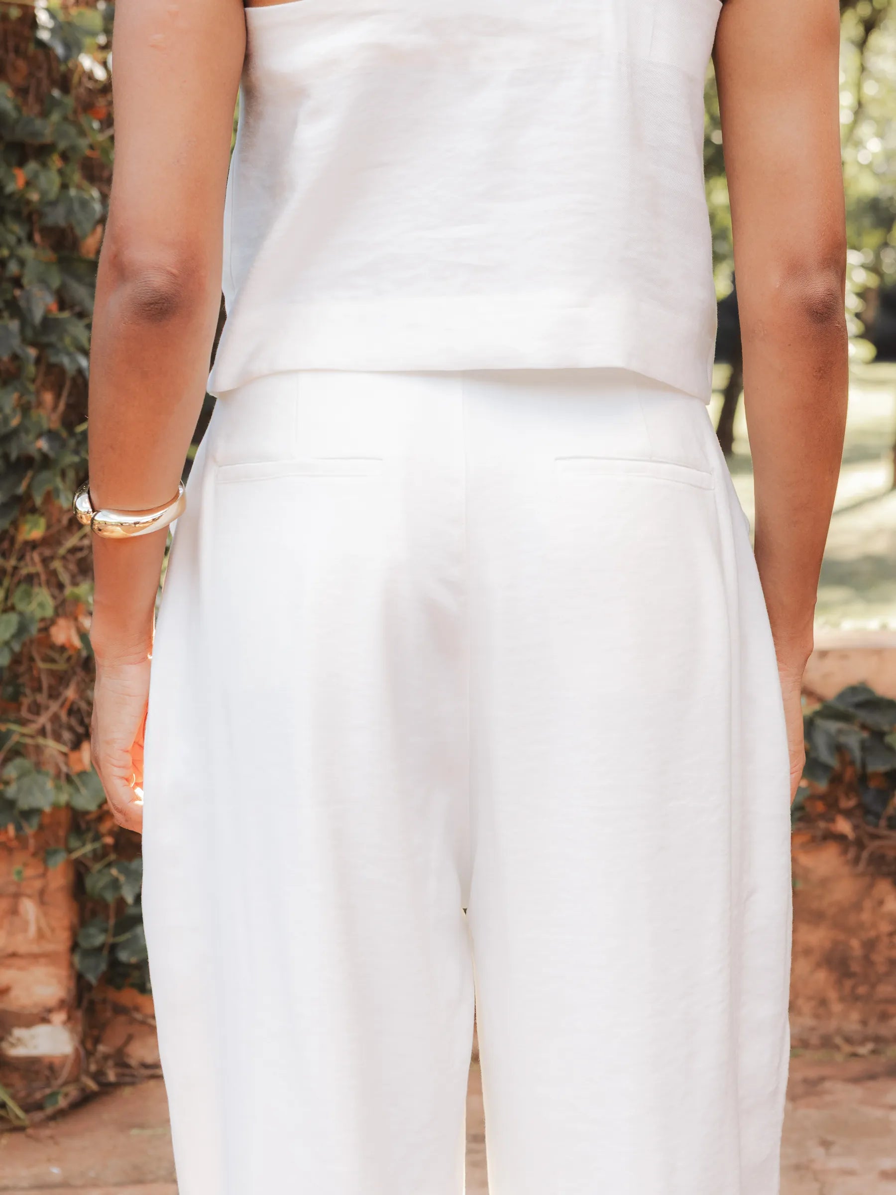Calça Alfaiataria Pantalona Agave em Viscose FSC™ Branca Off White. Compre online moda sustentável e atemporal na Minimadeia, marca slow fashion de roupas femininas. Foto produto DEZ25 07