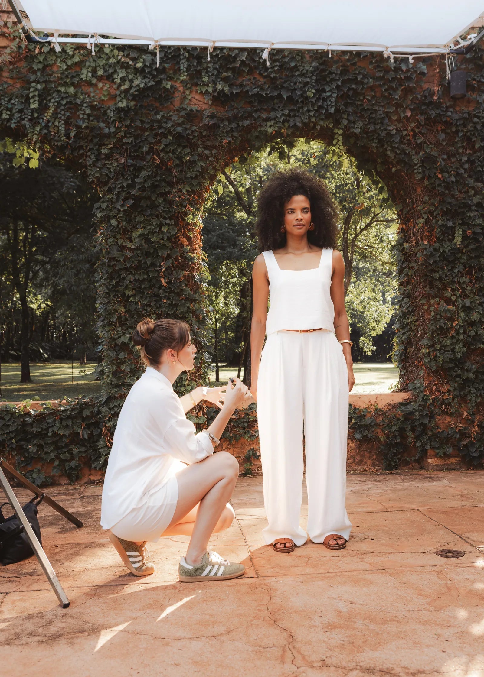 Calça Alfaiataria Pantalona Agave em Viscose FSC™ Branca Off White. Compre online moda sustentável e atemporal na Minimadeia, marca slow fashion de roupas femininas. Foto produto DEZ25 10