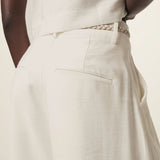 Calça Alfaiataria Pantalona Agave em Viscose FSC™ Branca Off White. Compre online moda sustentável e atemporal na Minimadeia, marca slow fashion de roupas femininas. Foto produto JUN26 03