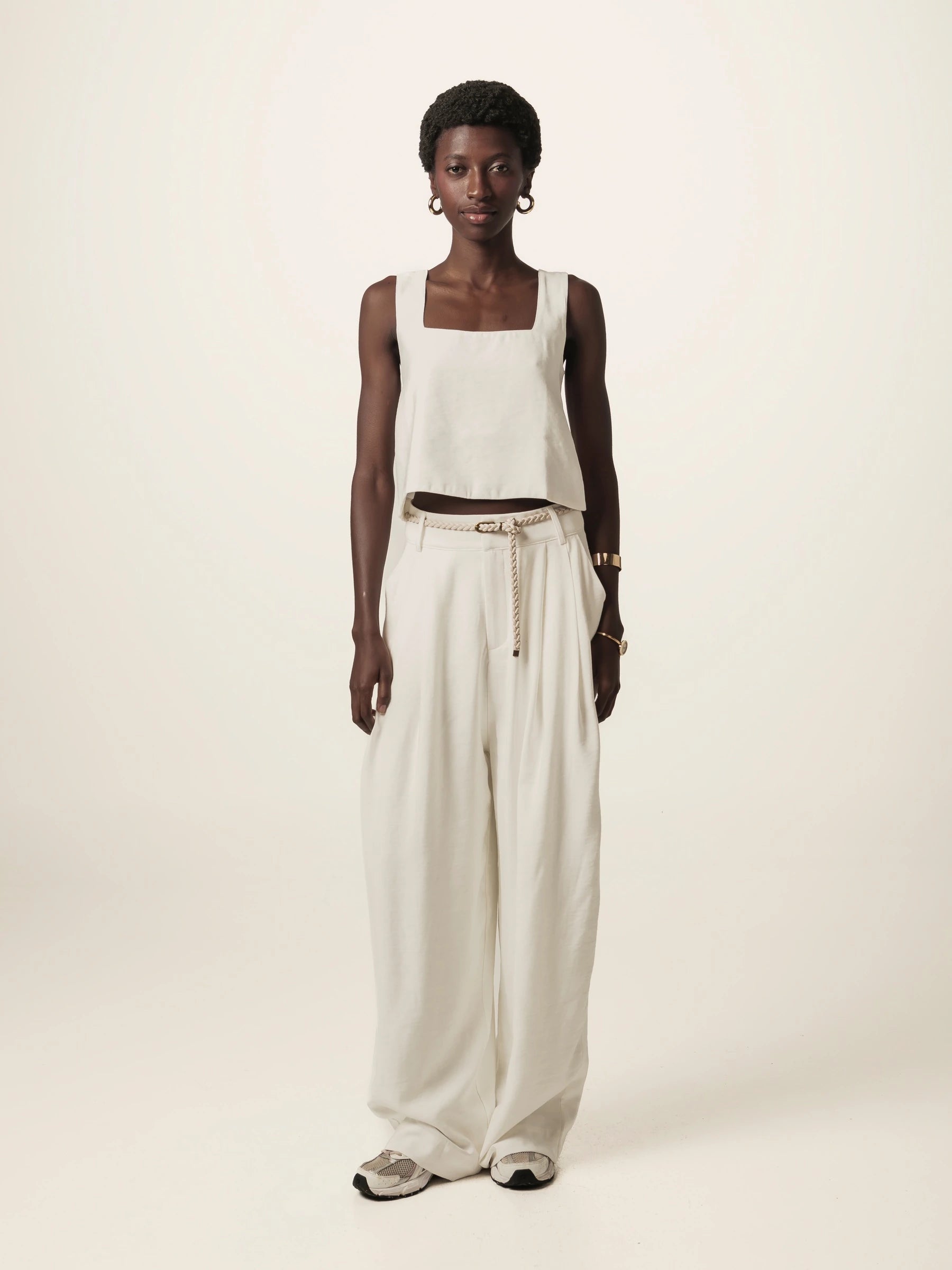 Calça Alfaiataria Pantalona Agave em Viscose FSC™ Branca Off White. Compre online moda sustentável e atemporal na Minimadeia, marca slow fashion de roupas femininas. Foto produto JUN26 05