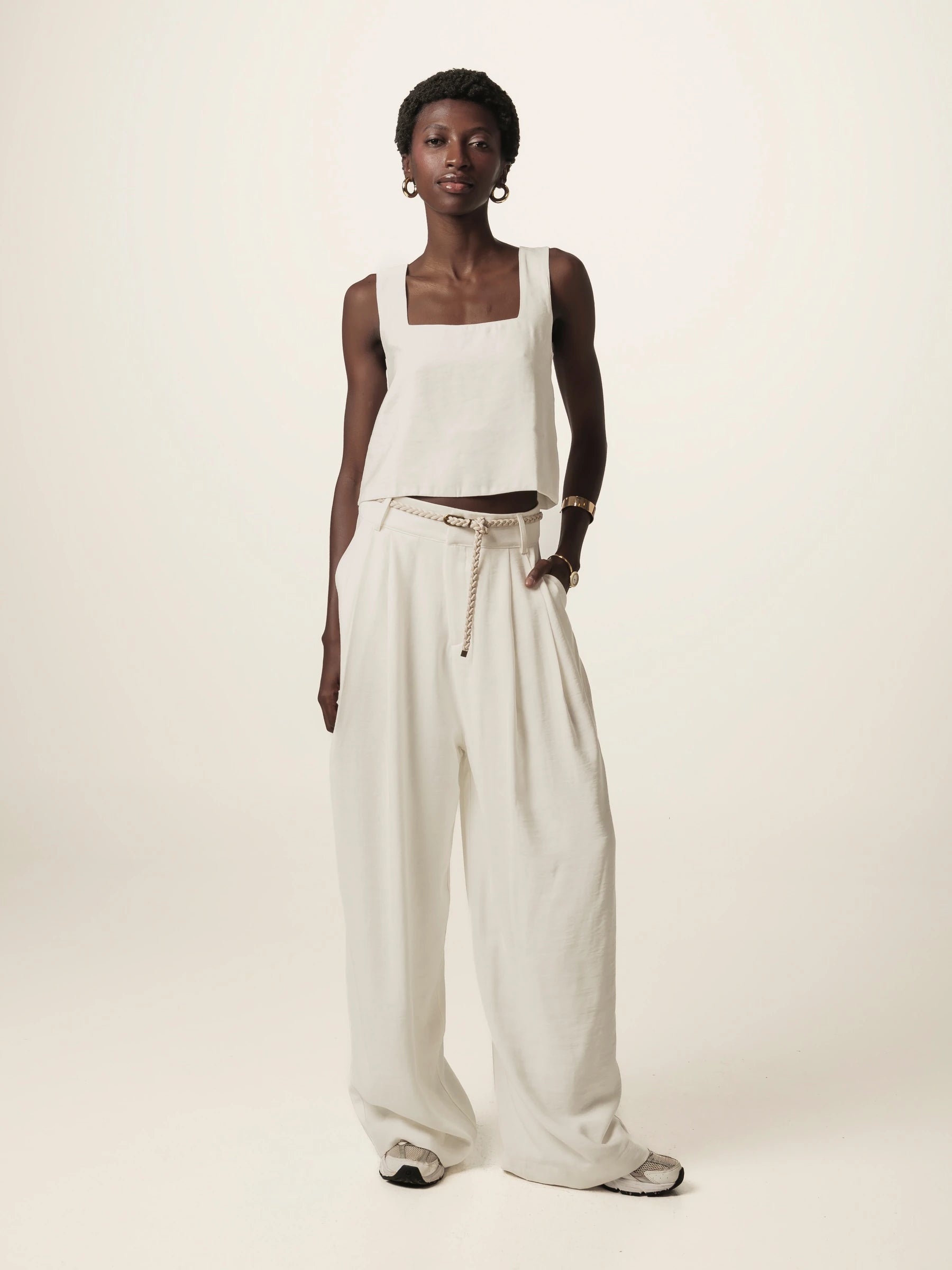 Calça Alfaiataria Pantalona Agave em Viscose FSC™ Branca Off White. Compre online moda sustentável e atemporal na Minimadeia, marca slow fashion de roupas femininas. Foto produto JUN26 06