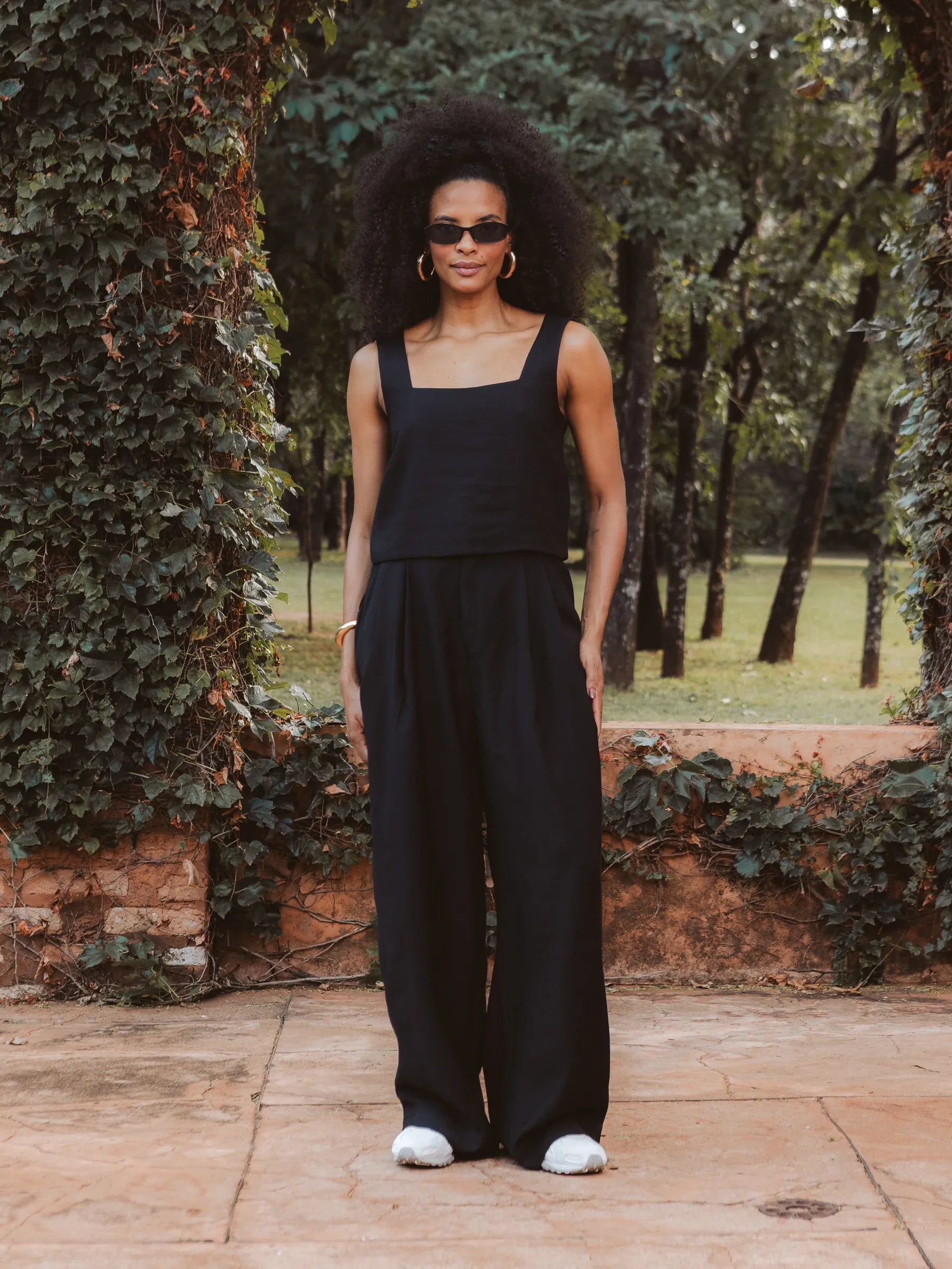 Calça Alfaiataria Pantalona Agave em Viscose FSC™ Preta. Compre online moda sustentável e atemporal na Minimadeia, marca slow fashion de roupas femininas. Foto produto DEZ25 01