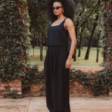 Calça Alfaiataria Pantalona Agave em Viscose FSC™ Preta. Compre online moda sustentável e atemporal na Minimadeia, marca slow fashion de roupas femininas. Foto produto DEZ25 02