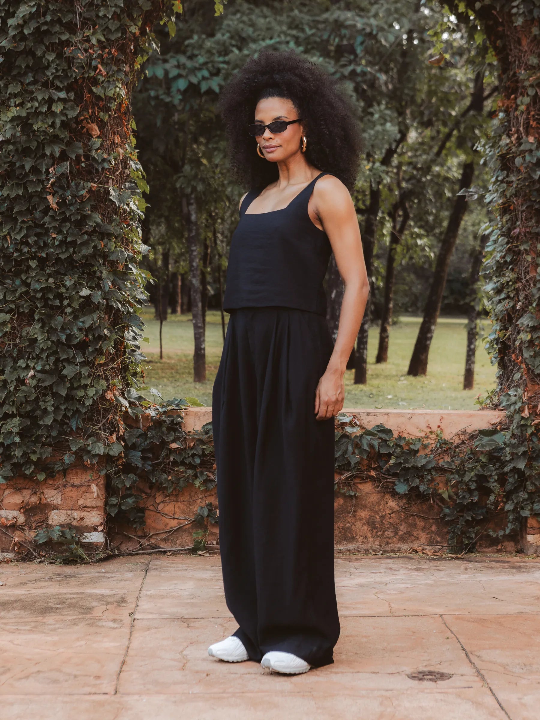 Calça Alfaiataria Pantalona Agave em Viscose FSC™ Preta. Compre online moda sustentável e atemporal na Minimadeia, marca slow fashion de roupas femininas. Foto produto DEZ25 02