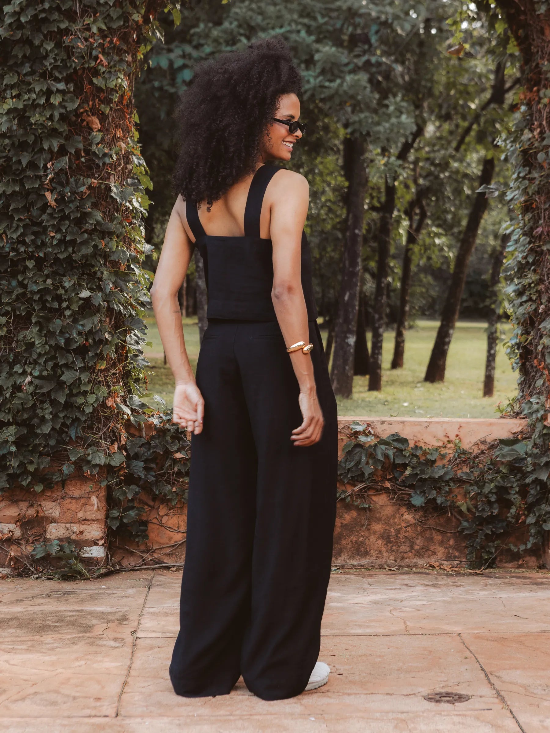 Calça Alfaiataria Pantalona Agave em Viscose FSC™ Preta. Compre online moda sustentável e atemporal na Minimadeia, marca slow fashion de roupas femininas. Foto produto DEZ25 03